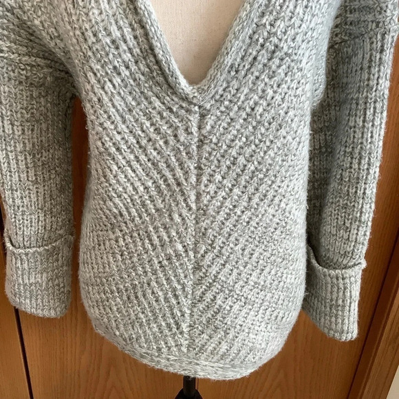 Rue Stiic Grey V-Neck Textured Sweater Sz-S - Picture 3 of 7